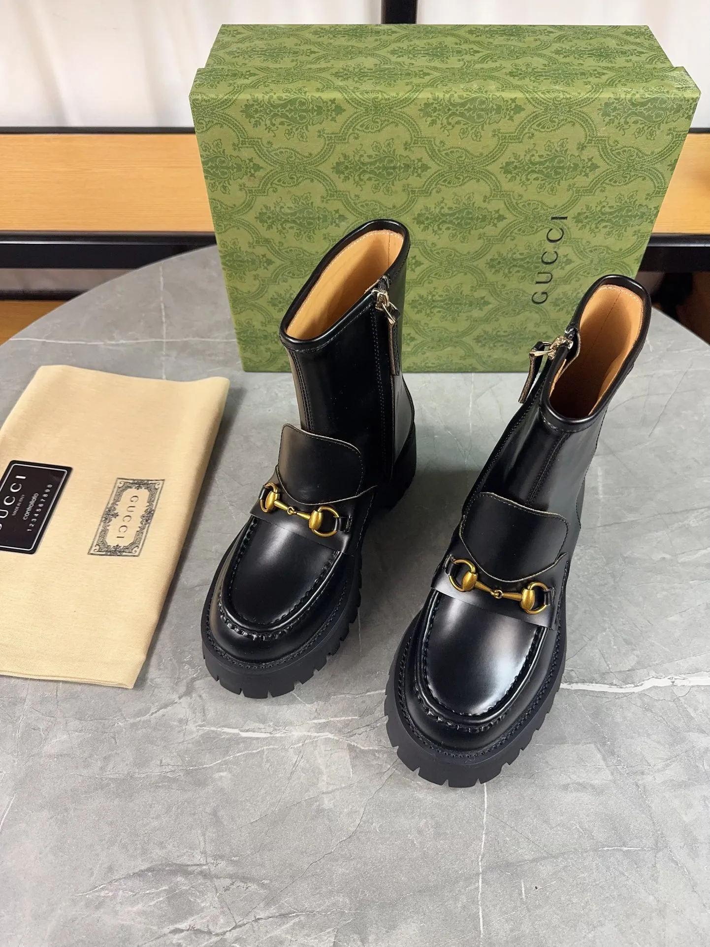 Men's shoes 💰640💰 New model from Gucci, double GG groove thick-soled loafers. The original version is made 1:1. Super beautiful quality, classic model at the counter. ❶Upper: original open-edge beaded cowhide ❷Inner lining: water-dyed cowhide ❸Feet: water-dyed cowhide ❹Outsole: ultra-light original sole ❺thick sole heightening: 3.5cn ❻Packing: original packaging ❼Number: 35-42 (41 41 customized, non-refundable) Men's model: 38-46 (45, 46 customized, non-refundable)